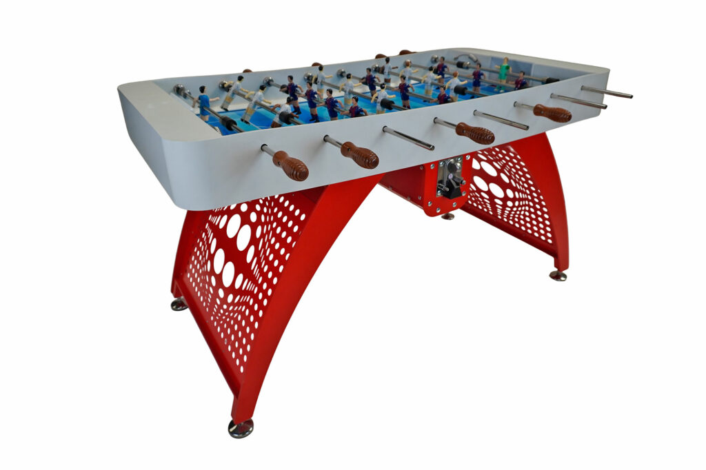 Modelo lacado en blanco y rojo con patas decorativas efecto balón, pista en tonos azules y jugadores con equipaciones clásicas del F.C. Barcelona y Real Madrid. Incluye mangos de iroko natural. Opción con o sin monedero.